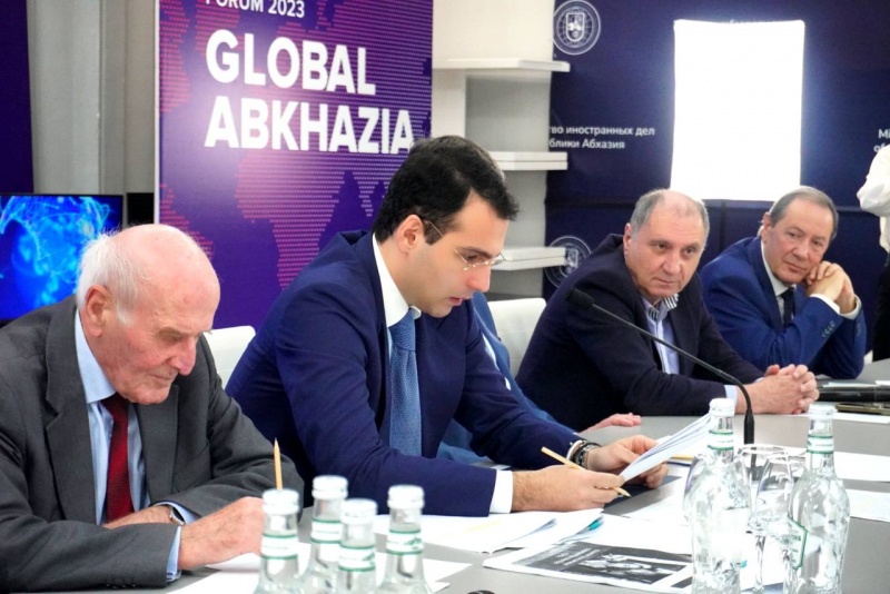 Состоялось заседание Общественного совета при Министерстве иностранных дел Республики Абхазия под председательством Министра иностранных дел Инала Ардзинба 