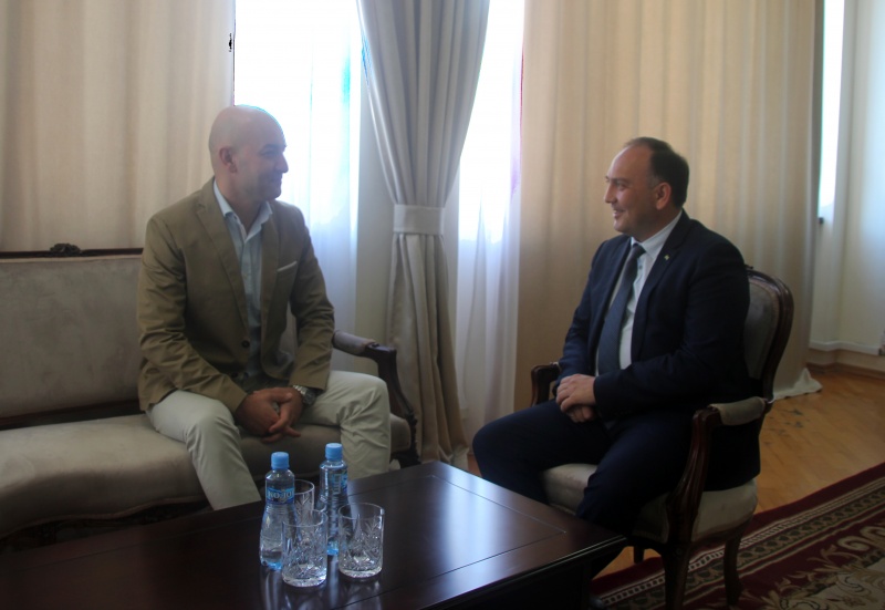 Daur Kove Abhazya Dışişleri Bakanlığı'nın Katalonya Temsilcisi Husam Kudzhba ile toplantı gerçekleştirdi