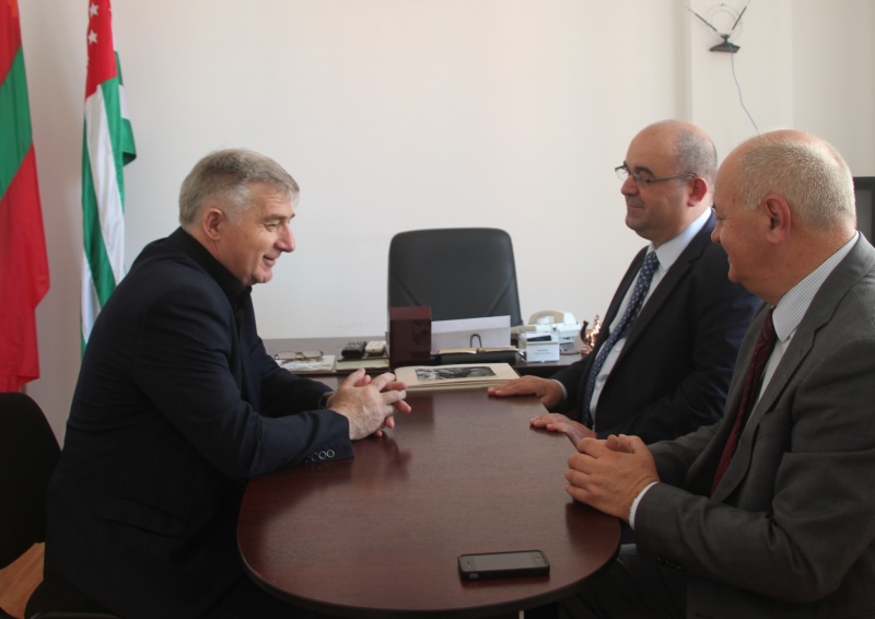 В Официальном Представительстве ПМР в Абхазии состоялась встреча Олега Аршба и Гарри Купалба