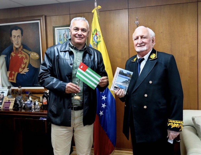 Abhazya'nın Venezuela Büyükelçisi Zaur Gvadzhava, Bolivarcı Venezuela Cumhuriyeti Turizm Bakanı Ali Padron ile görüştü