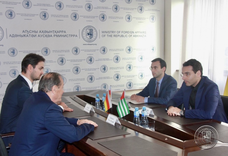 İnal Ardzinba, Güney Osetya Cumhuriyeti'nin Abhazya Cumhuriyeti Olağanüstü ve Tam Yetkili Büyükelçisini kabul etti  
