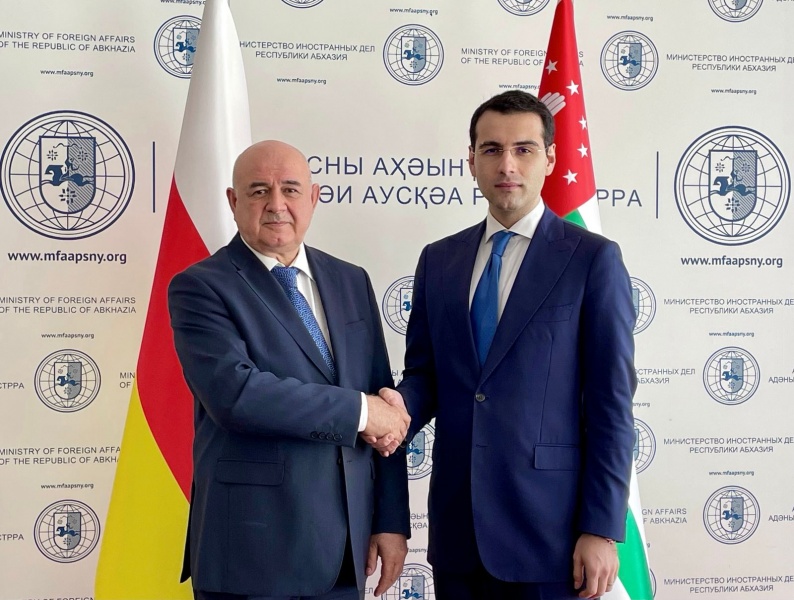 Инал Ардзинба поздравил Дмитрия Медоева с Днем Конституции Республики Южная Осетия