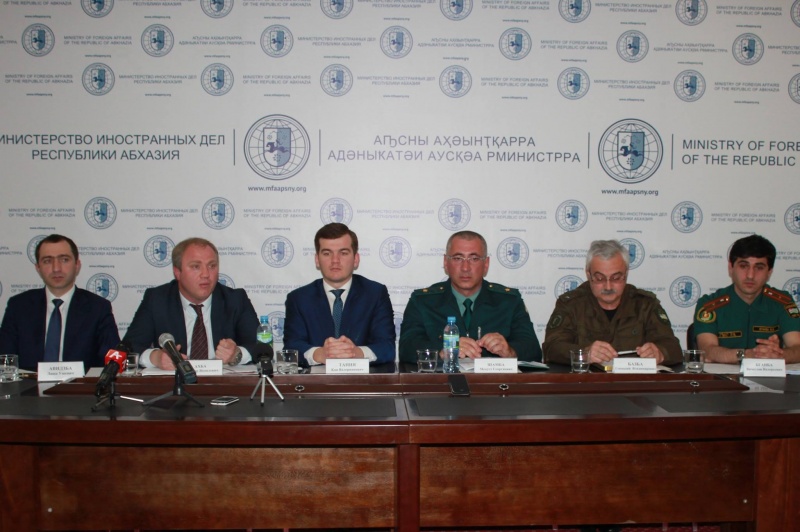10 Mayıs tarihinde Abhazya Dışişleri Bakanlığı’nda yapılan tatil sezonu boyunca Abhaz-Rus devlet sınırı ile ilgili prosedürler konulu basın konferansı