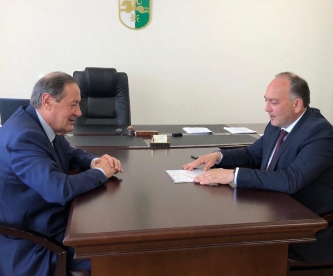 Oleg Botsiyev Abhazya Cumhuriyeti Dışişleri Bakana Güney Osetya Dışişleri Bakanlığının yabancı devletlerinin Hükümetlere Osetlerin Soykırımın 100.Yıldönümü vesilesiyle Açıklamasını teslim etti