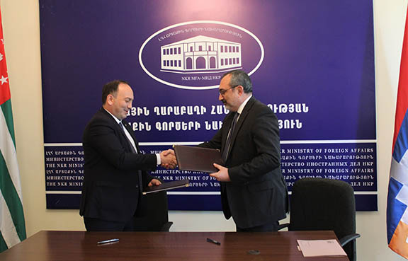 Президент Арцаха Бако Саакян встретился с главой МИД Абхазии Дауром Кове 