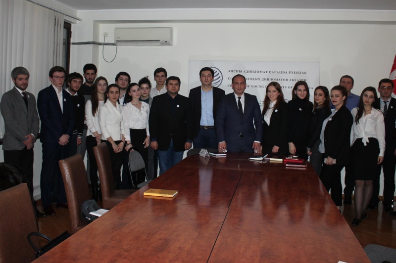 В МИД Абхазии состоялась встреча Даура Кове с представителями Совета молодых дипломатов