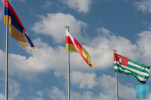 В день 10-й годовщины признания Абхазии и Южной Осетии Россией в Тирасполе состоялась церемония поднятия государственных флагов Республики Абхазия и Республики Южная Осетия