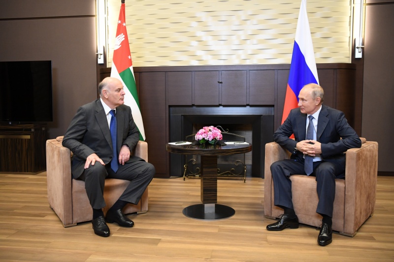 Soçi’de Abhazya Cumhuriyeti Cumhurbaşkanı Aslan Bzhaniya ve Rusya Federasyonu Cumhurbaşkanı Vladimir Putin’nin arasında görüşme gerçekleşiyor