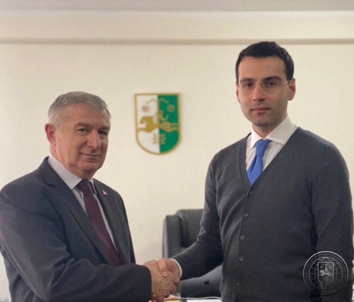 İnal Ardzinba, Transdinyester Moldova Cumhuriyeti Abhazya Cumhuriyeti Resmi Temsilciliği Başkanı Garry Kupalba ile görüştü 