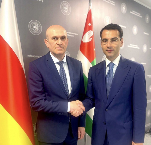 Инал Ардзинба поздравил Ахсара Джиоева с Днем Республики Южная Осетия
