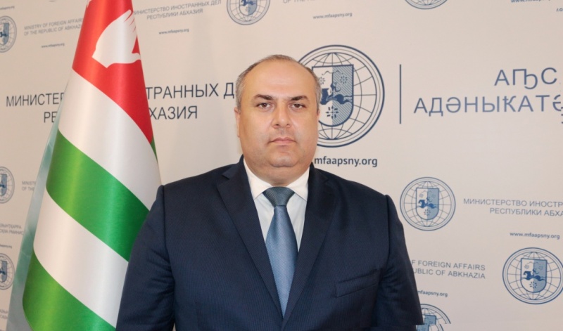 Президент Республики Абхазия Аслан Бжания присвоил дипломатический ранг Чрезвычайного и Полномочного Посла заместителю Министра иностранных дел Одиссею Бигвава