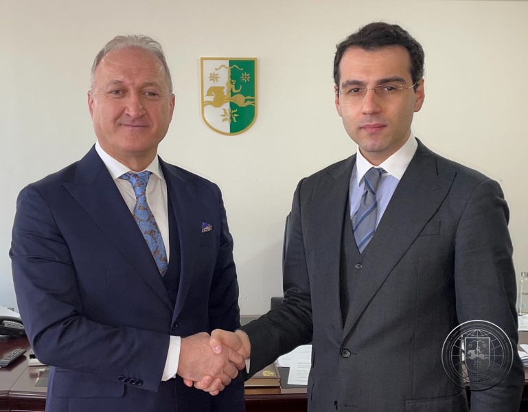 Инал Ардзинба провел встречу с Полномочным Представителем Республики Абхазия в Турецкой Республике Ибрахимом Авидзба