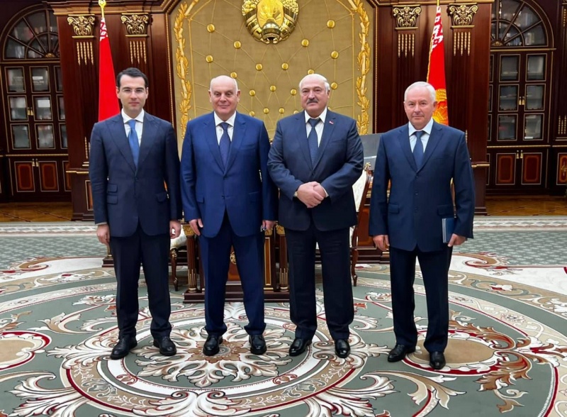 İnal Ardzinba, Abhazya Cumhuriyeti Cumhurbaşkanı Aslan Bjaniya ve Belarus Cumhuriyeti Cumhurbaşkanı Aleksandr Lukaşenko'nun müzakerelerinin sonuçlarını anlattı