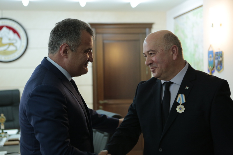 Анатолий Бибилов наградил Орденом Дружбы Алана Елбакиева