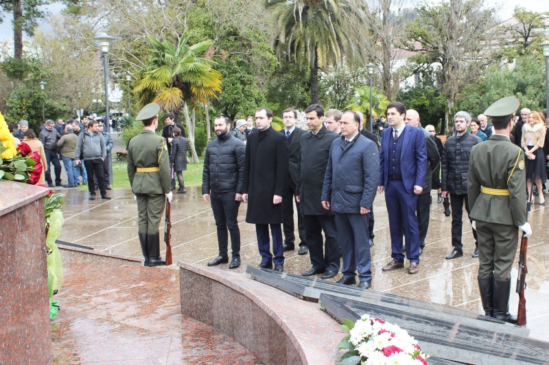 Abhazya Cumhuriyeti Dışişleri Bakanlığı çalışanları Zafer Parkı Anıtı'ndaki çelenk bırakma törenine katıldı