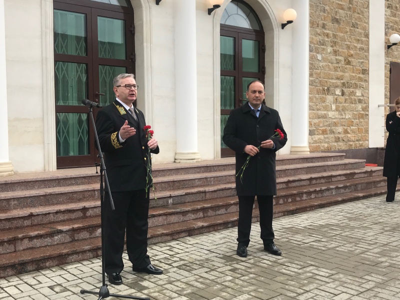 Даур Кове принял участие в церемонии возложения цветов к Мемориальной доске в Посольстве РФ в Абхазии