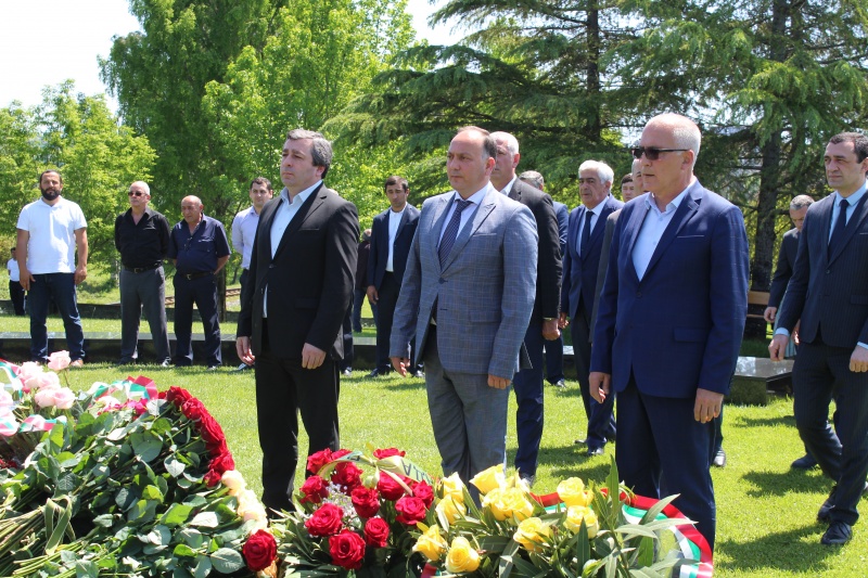 Daur Kove, Abhazya Cumhuriyeti Birinci Cumhurbaşkanı Vladislav Ardzınba'nın Eshera köyündeki mezarına çiçek döşeme törenine katıldı