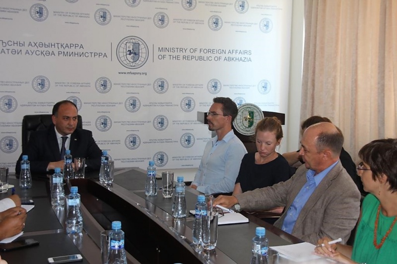 Глава МИД Абхазии провел встречу с представителями международных организаций