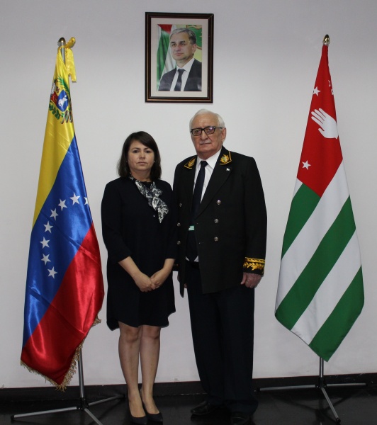 Zaur Gvadzhava Venezuela nezdinde Nikaragua Büyükelçisi Jaoska Calderon ile görüştü