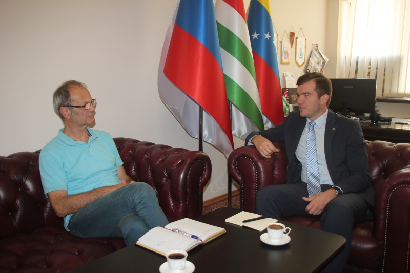 Kan Tania held a meeting with Ervin Blau