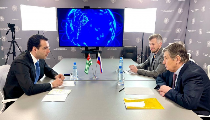 Inal Ardzinba held a meeting with Mikhail Shurgalin