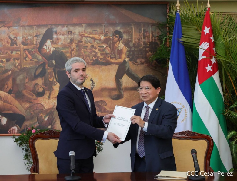 Inar Ladaria presented copies of his credentials to Denis Moncada, Nicaraguan Foreign Minister