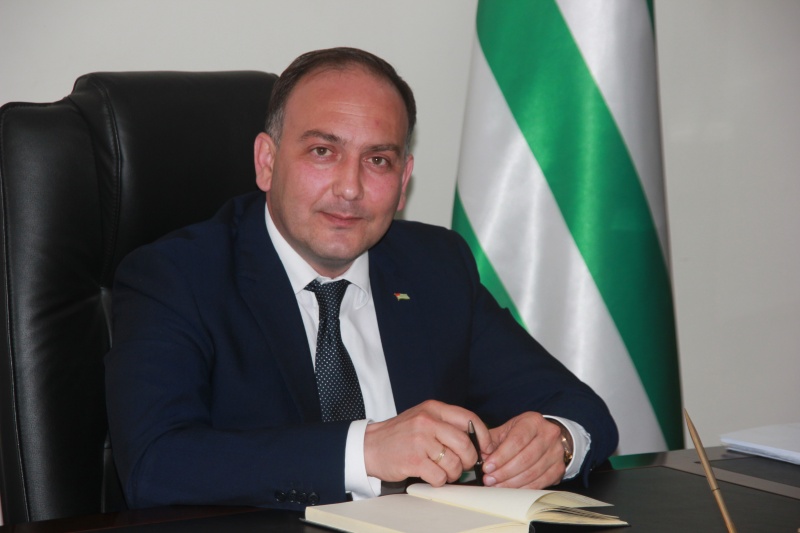 Abhazya Dışişleri Bakanlığın mensupları tarafından Daur Kove’ye yapılan tebriği