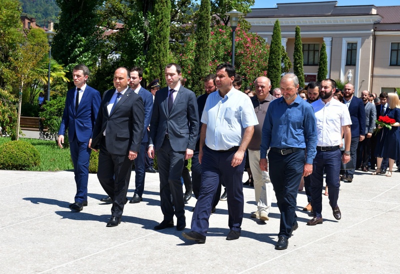 Abhazya Cumhuriyeti Dışişleri Bakanlığının çalışanları 1992-1993 yıllarında Gürcü-Abhaz savaşının başlangıç gününde Anavatanı savuncularını andılar 