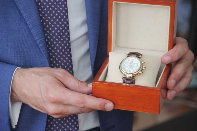 İnar Gitsba'ya Abhazya Cumhuriyeti Cumhurbaşkanı tarafından saat hediye edildiİnar Gitsba'ya Abhazya Cumhuriyeti Cumhurbaşkanı tarafından saat hediye edildi