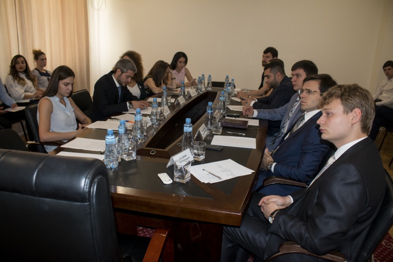 Abhazya Dışişleri Bakanlığı'nda yuvarlak masa toplantısı gerçekleştirildi.