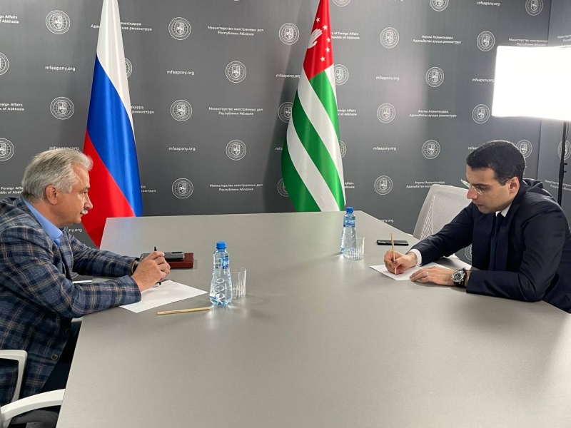 Министр иностранных дел Инал Ардзинба провел встречу с Руководителем Представительства Россотрудничества в Республике Абхазия Дмитрием Федотовым