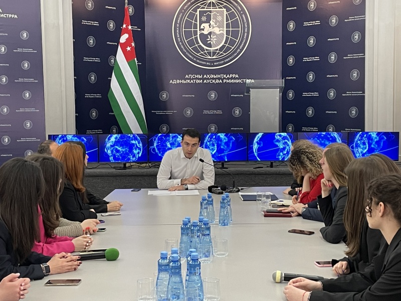 İnal Ardzınba, Abhazya Dışişleri Bakanlığı'na bağlı Genç Diplomatlar Konseyi üyeleriyle görüştü