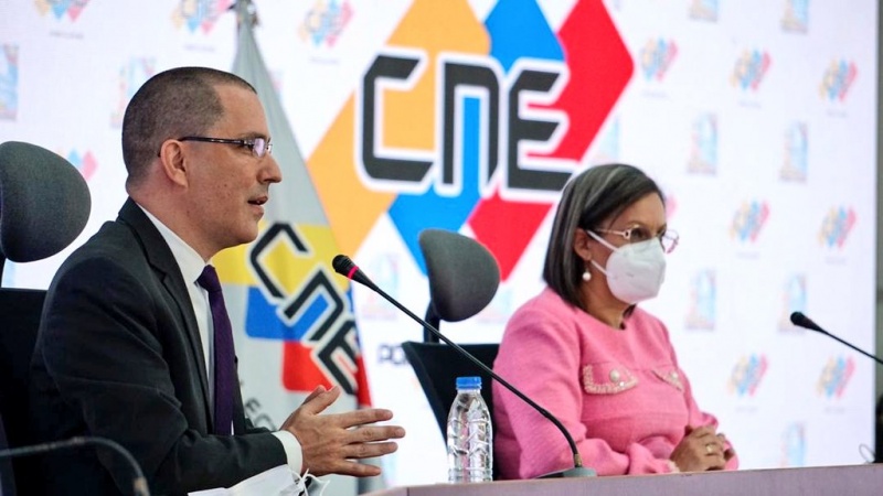 Zaur Gvadzhava, Ulusal Seçim Konseyi Başkanı Indira Alfonso ve Venezuela Dışişleri Bakanı Jorge Arreas ile bir toplantıya katıldı