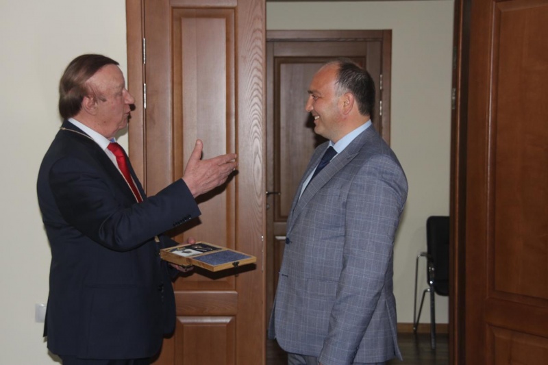 Daur Kove Abhaz Devlet Üniversitesi Rektöre Abhazya Dışişleri Bakanığın madalyasını takdim etti