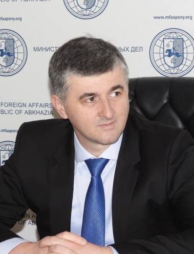 Президент Республики Абхазия Аслан Бжания присвоил дипломатический ранг Чрезвычайного и Полномочного Посла заместителю Министра иностранных дел Ираклию Тужба 