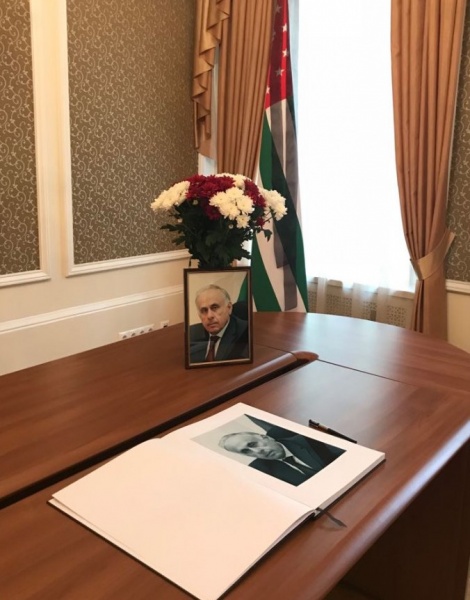 В связи с трагической гибелью премьер-министра Республики Абхазия Геннадия Гагулия открыты книги соболезнований в посольствах и представительствах Абхазии за рубежом 