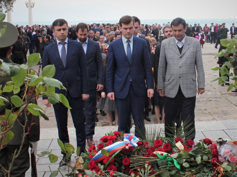 Abhazya Dışişleri Bakanlığı Personeli, Meçhul Asker Anıtı’na çiçek bıraktı
