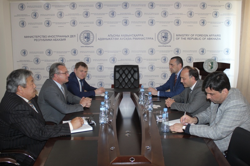 Daur Kove met with Vladimir Nekrasov, the Trade Representative of Russia in Abkhazia.