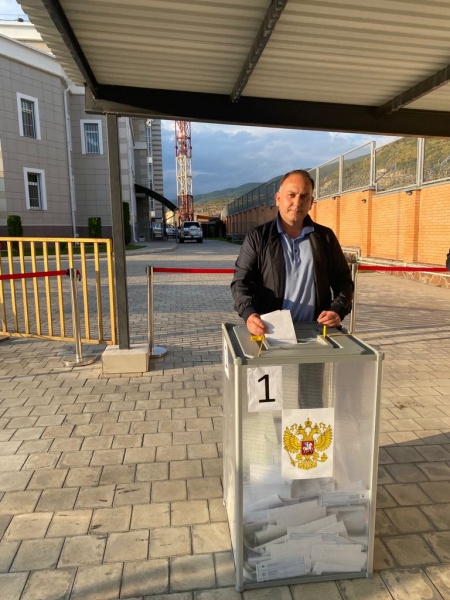 Daur Kove, Rusya Federasyonu Devlet Duması milletvekili seçimlerinde Tskhinval şehrinde oy kullandı