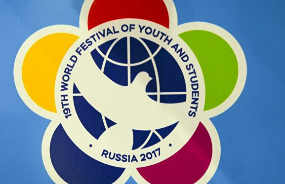 Raul Hacimba Dünya Gençlik ve Öğrenci Festivali katılımcıları ile Soçi'de bir araya geldi