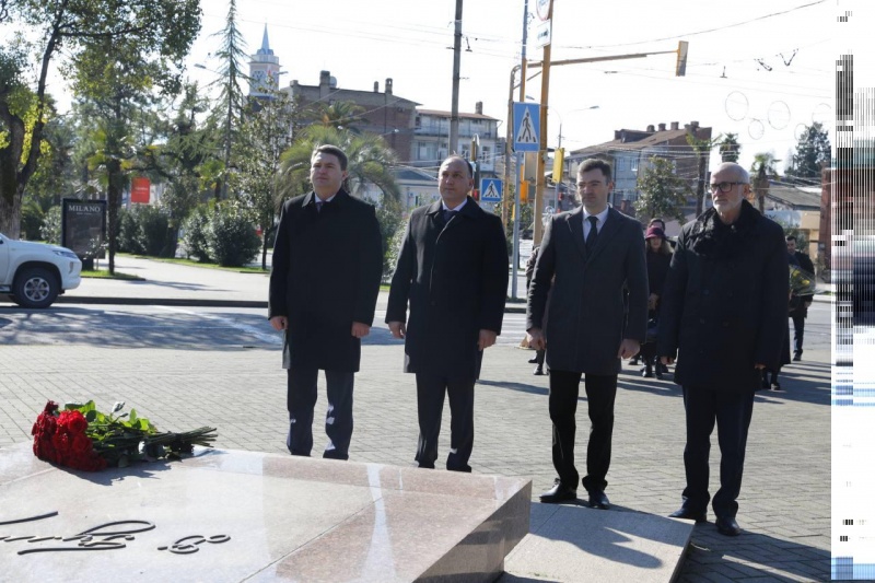 Глава МИД Абхазии принял участие в возложении цветов к памятнику Дмитрию Гулиа 