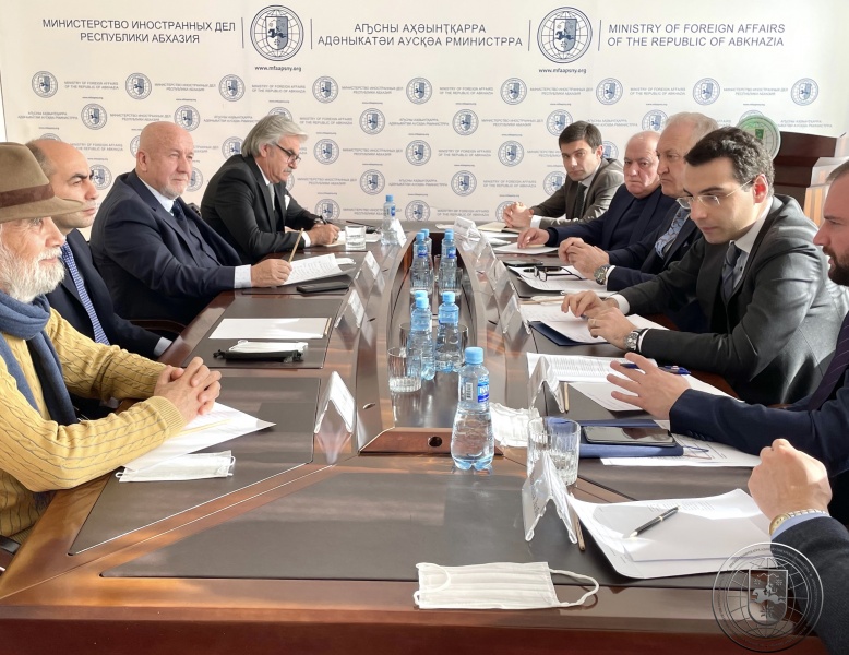 Abhazya Dışişleri Bakanı İnal Ardzэnba, Türkiye’de bulunan Abhaz Dernekleri Federasyonu Başkanı Murat Makharia ile görüştü
