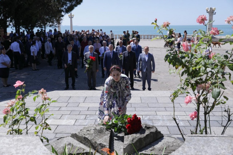 Даур Кове принял участие в церемонии возложения цветов к памятнику неизвестному солдату на Сухумской набережной 