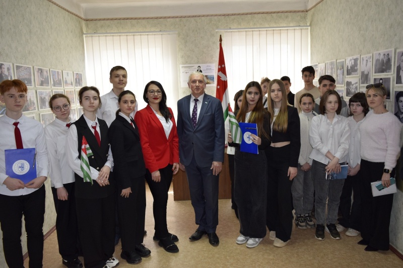 Members of school diplomacy clubs of the Bendery schools visited the Official Representative Office of Abkhazia in Pridnestrovie