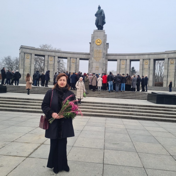 Хьыбла Амҷба Берлин иҟоу  иҭахаз асоветтә еибашьцәа рбаҟа аҿаԥхьа ашәҭқәа рышьҭаҵара ацеремониа далахәын