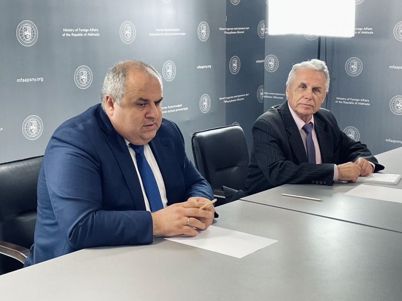 Заместитель министра иностранных дел Республики Абхазия Одиссей Бигвава провел встречу с представителями Союза поисковых отрядов РФ